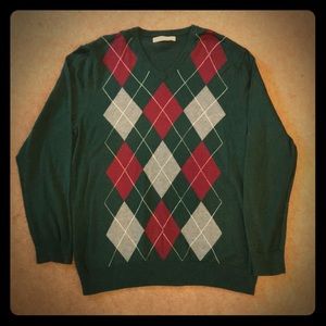 Men’s v-neck red, white & green argyle sweater